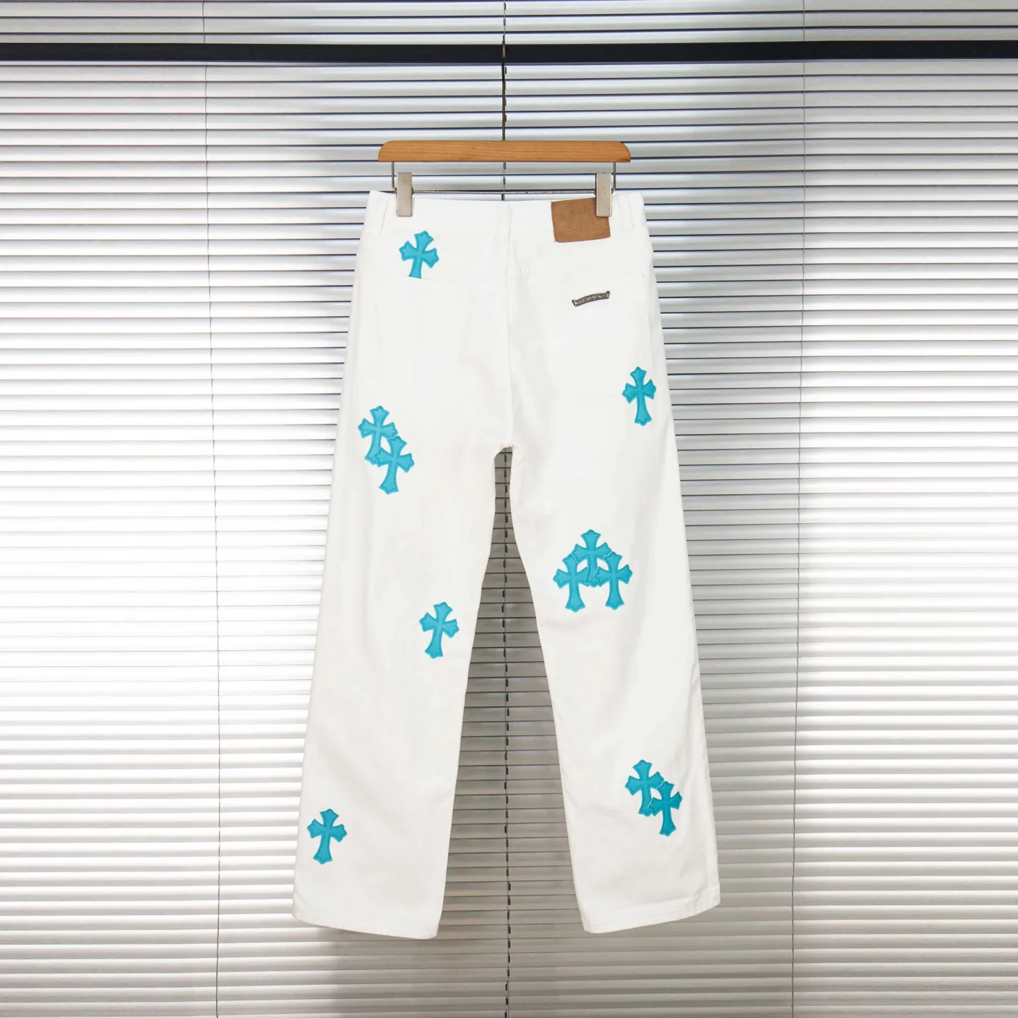 P220 (high version, running quantity) Chrome Hearts white pants, green leather, hot style patchwork couple's bestie jeans. CH jeans need to be washed and then disassembled and hand-ordered with sheepskin cross leather and then spliced ​​together. The whole piece has too many craftsmanship to describe. The patches are decorated with cross flowers, and the high-waisted washed jeans! ! Absolutely high-end luxury products, god-level single products and super popular products, made with top heavy industry, a must-see magic weapon. Customized hardware. The fabric is thick and soft after washing. It has good breathability. Customized small leather label. Unique design. The details are simple and elegant, and the workmanship is exquisite. The entire trousers are neatly routed and the details are in place! It’s so cool that both men and women can easily control the genderless trend! Style number: 1816# Color: white pants and green leather Size: 28 30 32 34 36